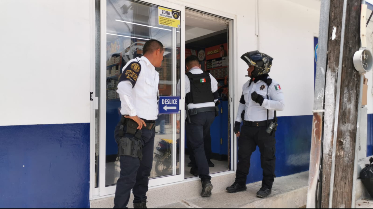 Bajo efecto de drogas, amenazó con cuchillo y robó dinero y mercancía. Bajo efecto de drogas, amenazó con cuchillo y robó dinero y mercancía.