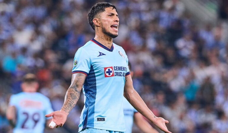 Carlos Salcedo quiere dejar el Cruz Azul para irse a otro país