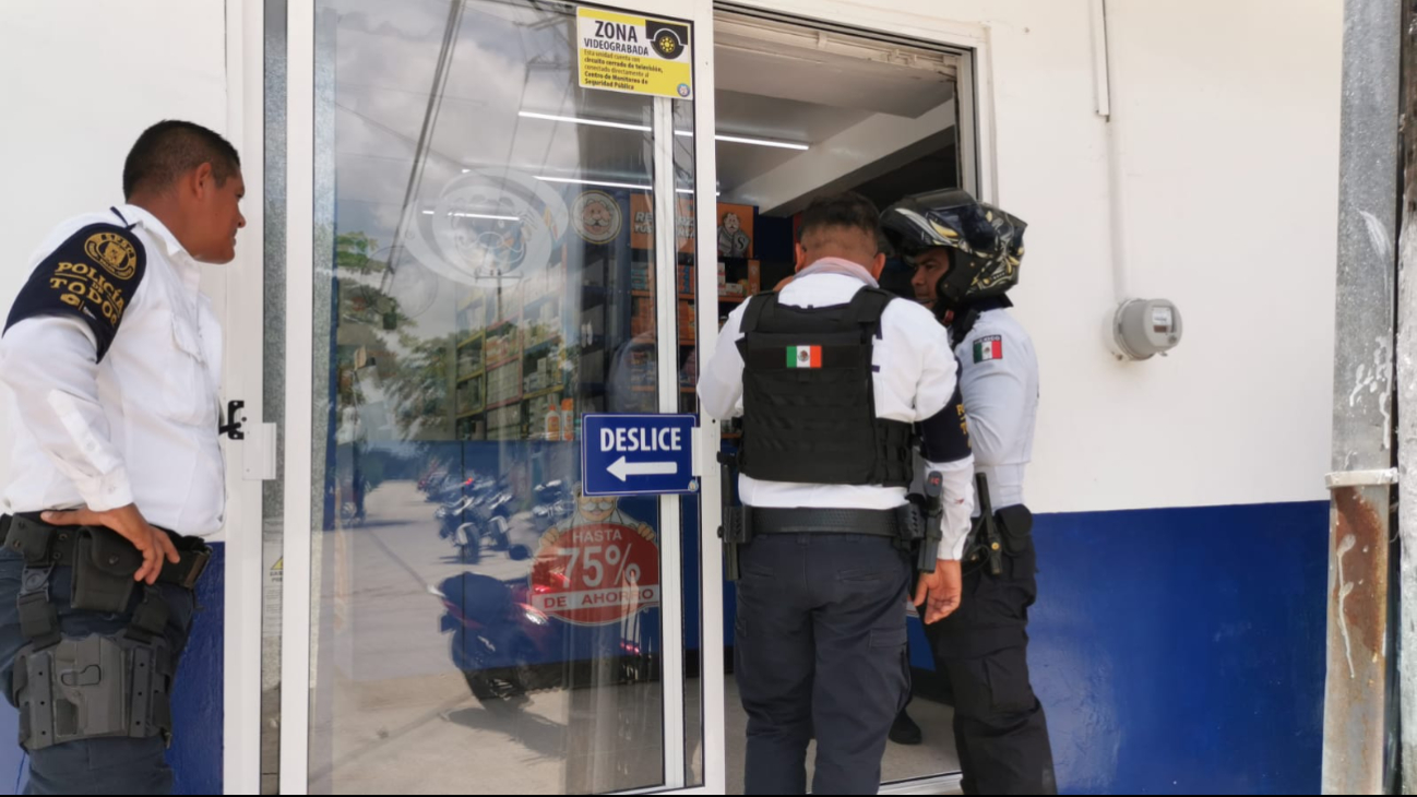"El chaparro", conocido delincuente, detenido por robo con violencia en farmacia "Similares". "El chaparro", conocido delincuente, detenido por robo con violencia en farmacia "Similares".