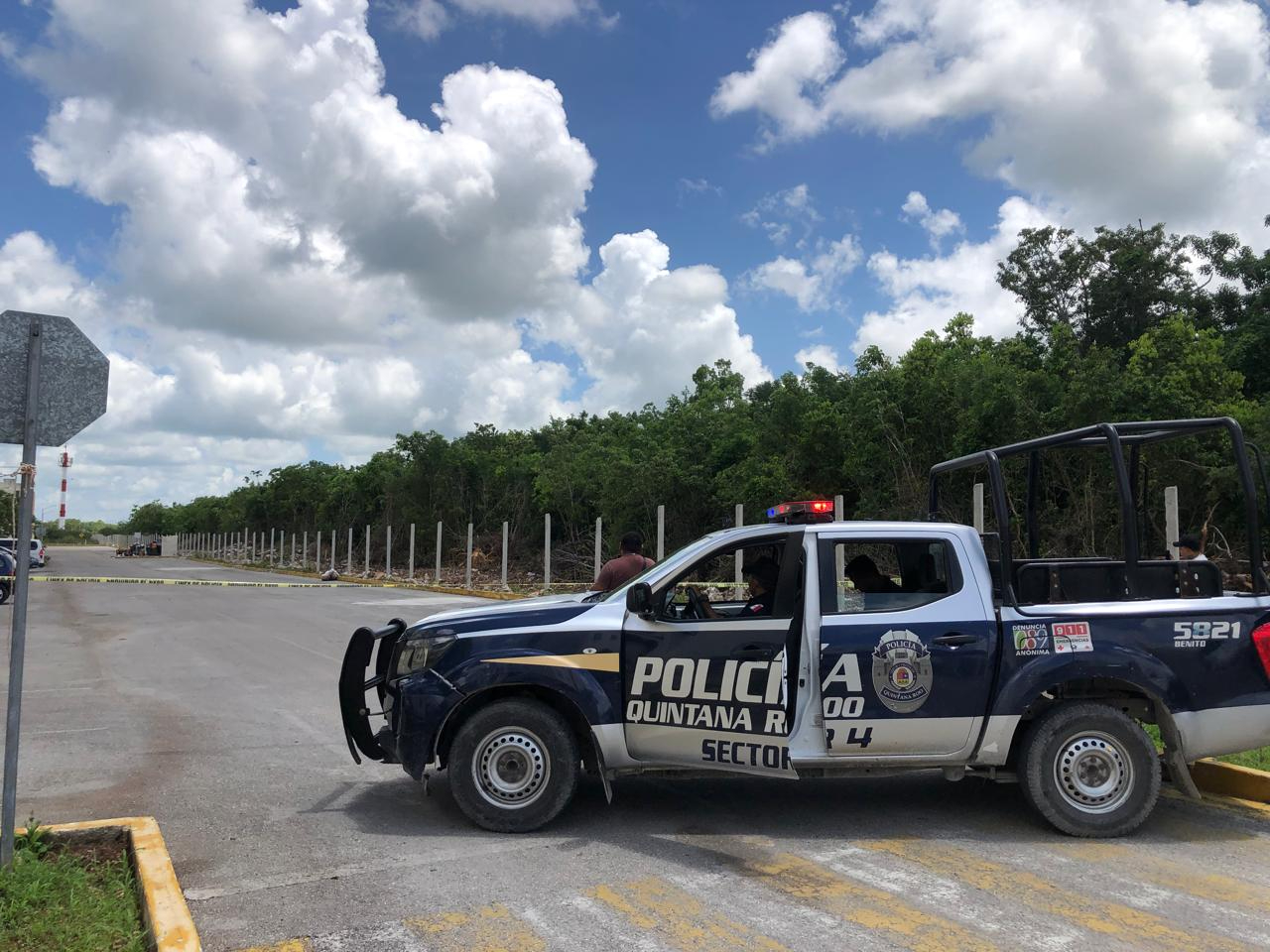 Hasta el lugar llegaron autoridades de la Policía de Cancún para acordonar el área Hasta el lugar llegaron autoridades de la Policía de Cancún para acordonar el área