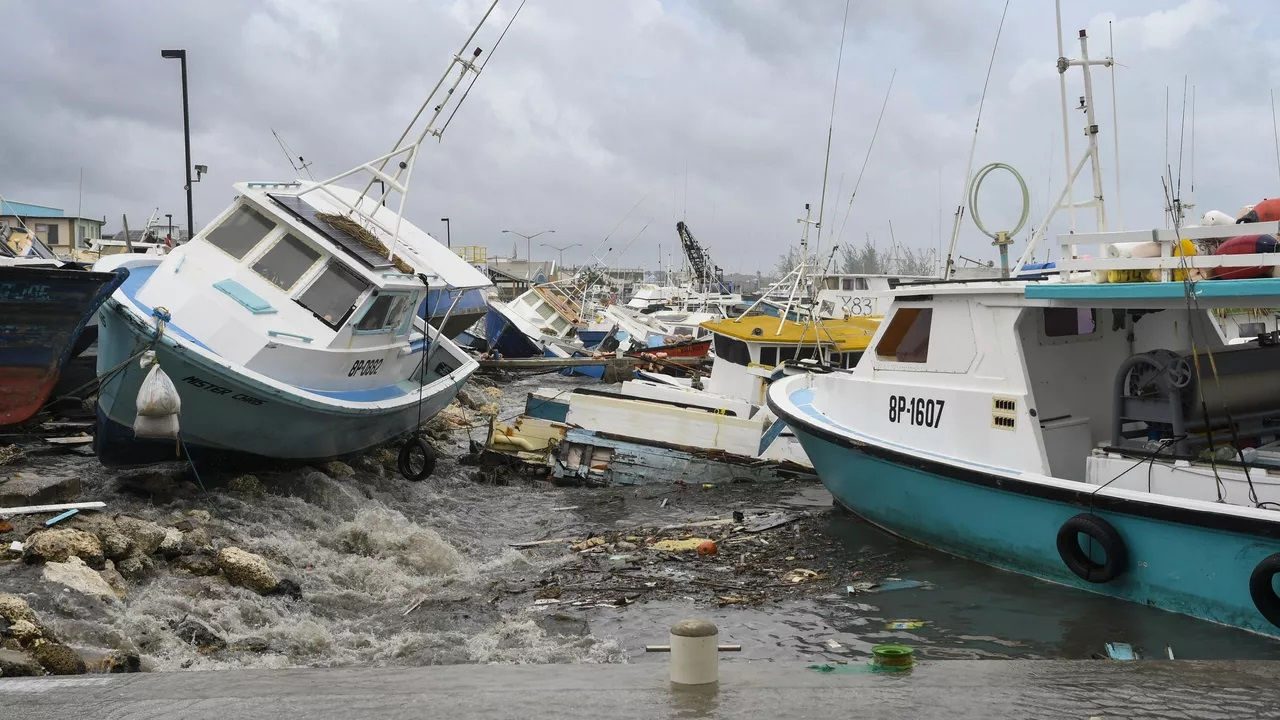 Huracán Beryl destruye el crucero Jolly Roger y otras embarcaciones en Barbados Huracán Beryl destruye el crucero Jolly Roger y otras embarcaciones en Barbados