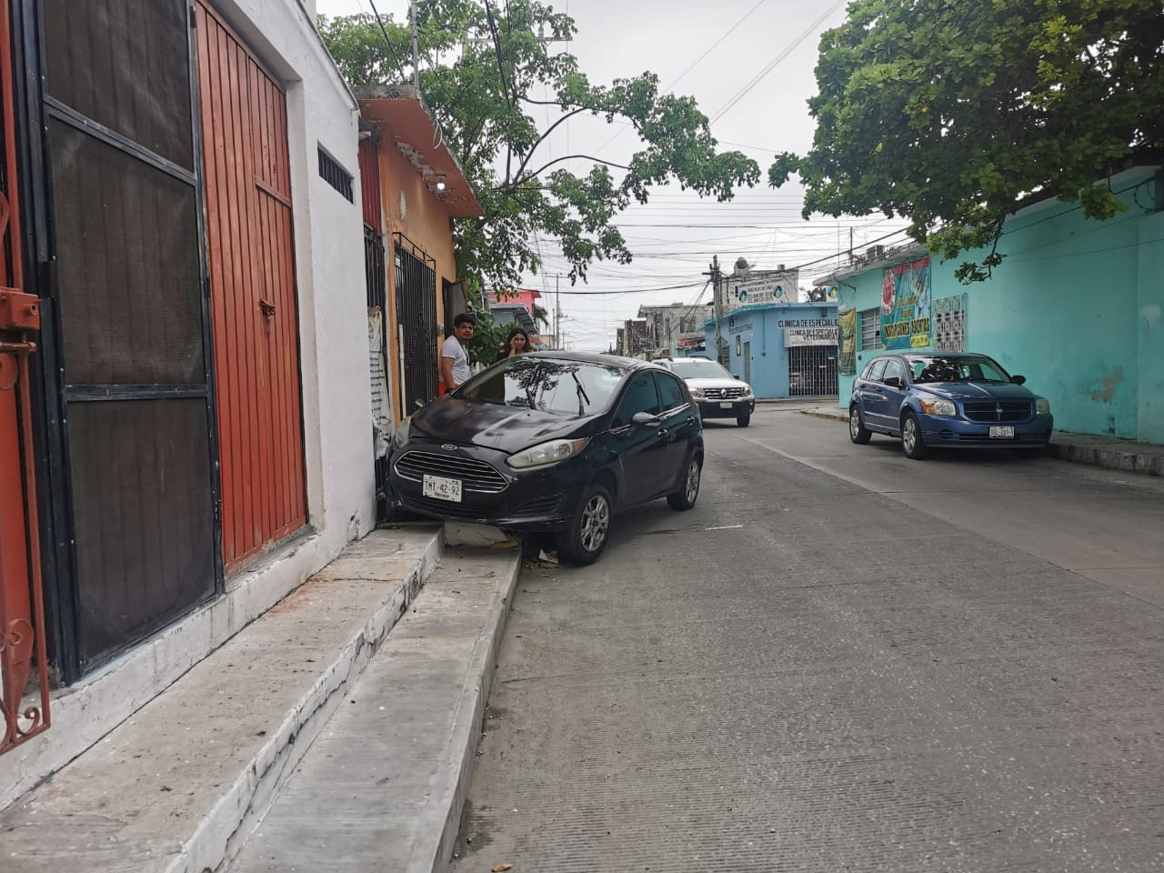 Impacta vehículo contra guarnición en Ciudad del Carmen