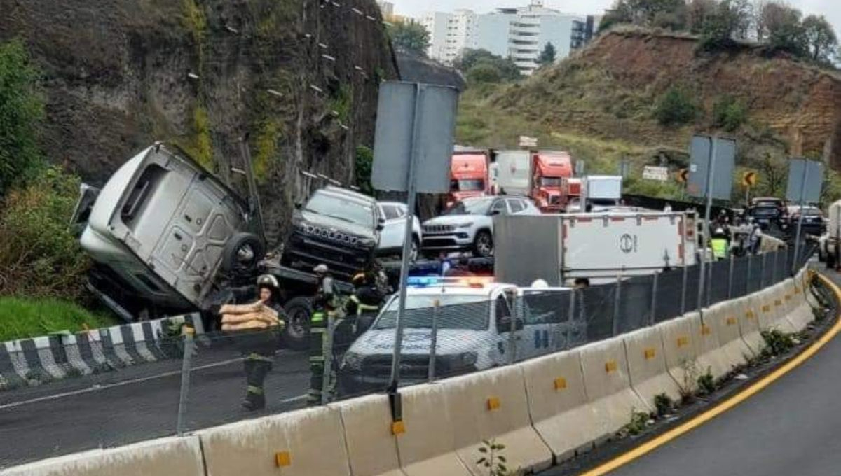 Una carambola en la autopista Chamapa-Lechería, provocó el cierre de la vía en dirección al Lago de Guadalupe Una carambola en la autopista Chamapa-Lechería, provocó el cierre de la vía en dirección al Lago de Guadalupe