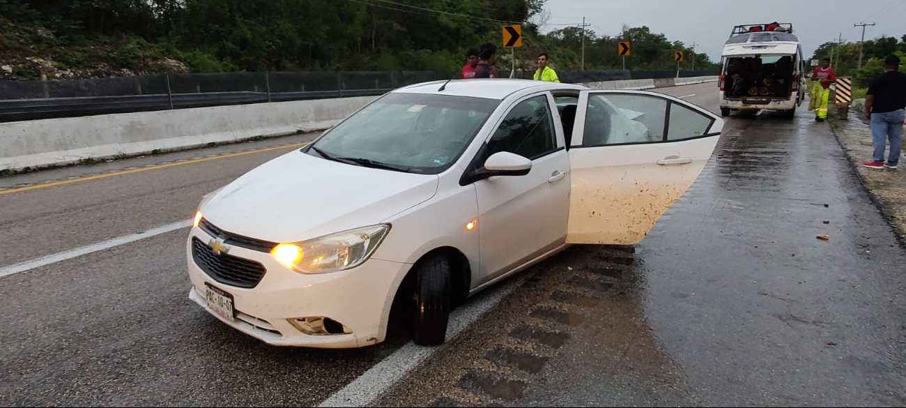 Automóvil sufre accidente vial en 'la curva del diablo' en Campeche / Especial Automóvil sufre accidente vial en 'la curva del diablo' en Campeche / Especial