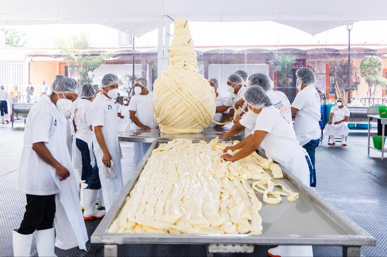 El queso fue regalado a los asistentes El queso fue regalado a los asistentes