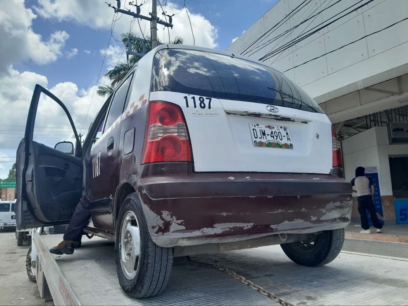 El taxi fue trasladado a bordo de una grúa El taxi fue trasladado a bordo de una grúa