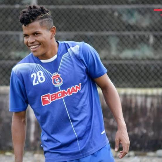 ¡Engañó a todos! Suspenden  a futbolista profesional por falsificar   su nombre y edad 