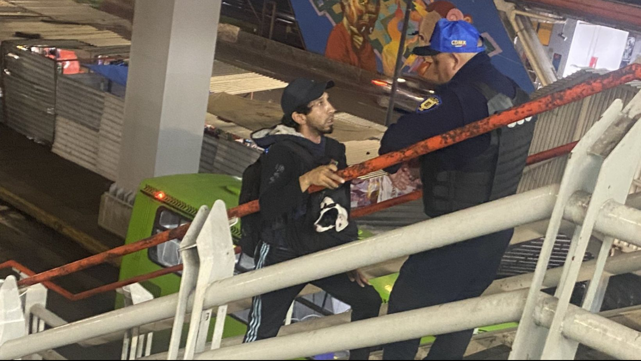 Policía Metro CDMX desaloja a hombre con su perrito Policía Metro CDMX desaloja a hombre con su perrito