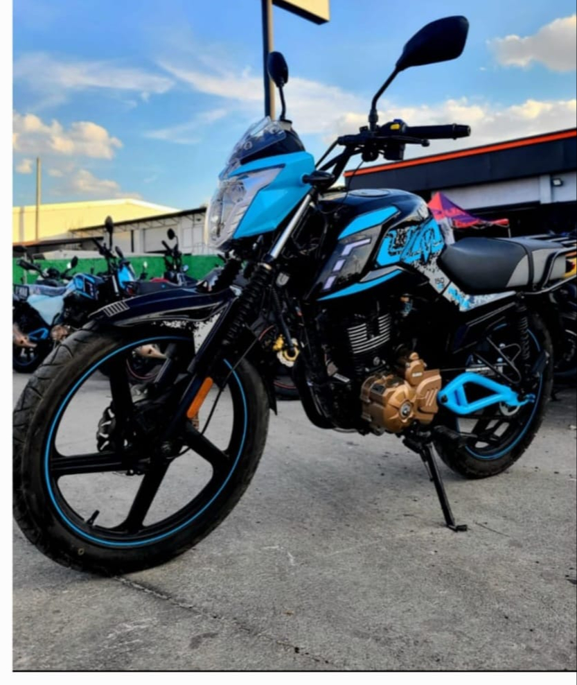 Una pareja a bordo de una moto negra con azul estafó a un vendedor, con un billete apócrifo Una pareja a bordo de una moto negra con azul estafó a un vendedor, con un billete apócrifo