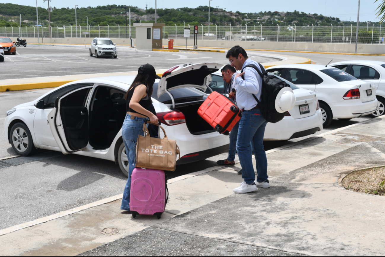 Taxistas del Aeropuerto de Campeche registran alta demanda para la Estación del Tren Maya