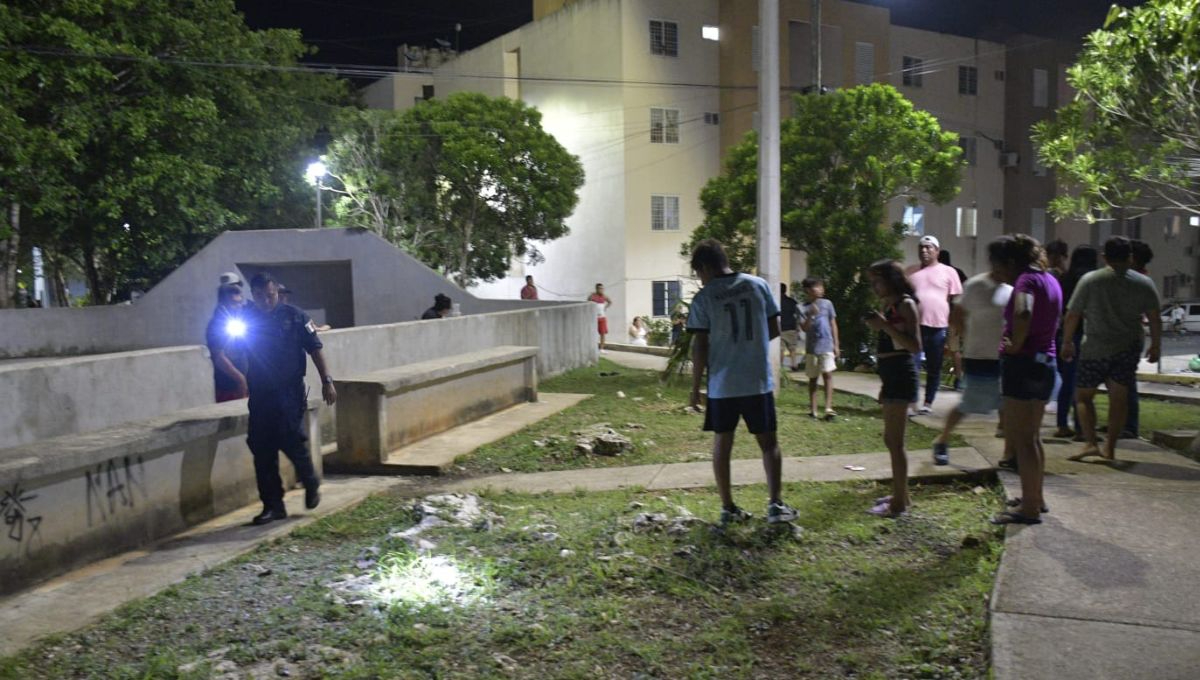 Intentan ejecutar a joven dentro de una cancha de futbol en Cancún