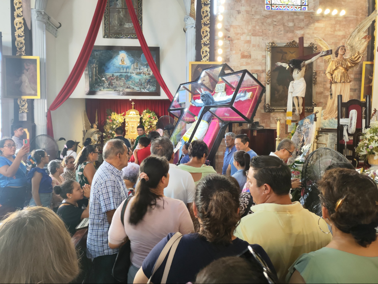 El ícono de San Román fue exhibido ante los feligreses. El ícono de San Román fue exhibido ante los feligreses.