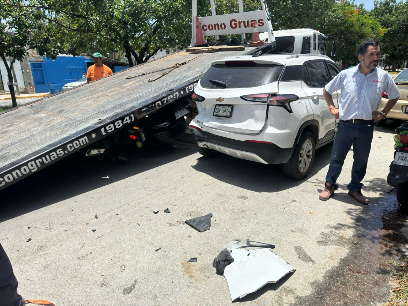 Grúa arriba al lugar del accidente para trasladar una unidad afectada Grúa arriba al lugar del accidente para trasladar una unidad afectada