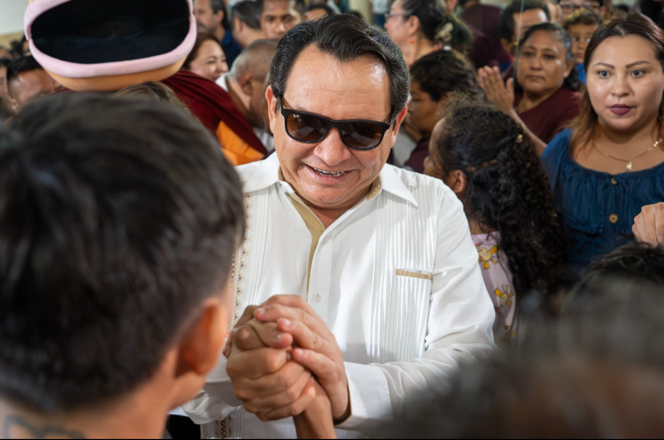 Joaquín Díaz Mena durante su gira de agradecimiento por el interior de Yucatán Joaquín Díaz Mena durante su gira de agradecimiento por el interior de Yucatán
