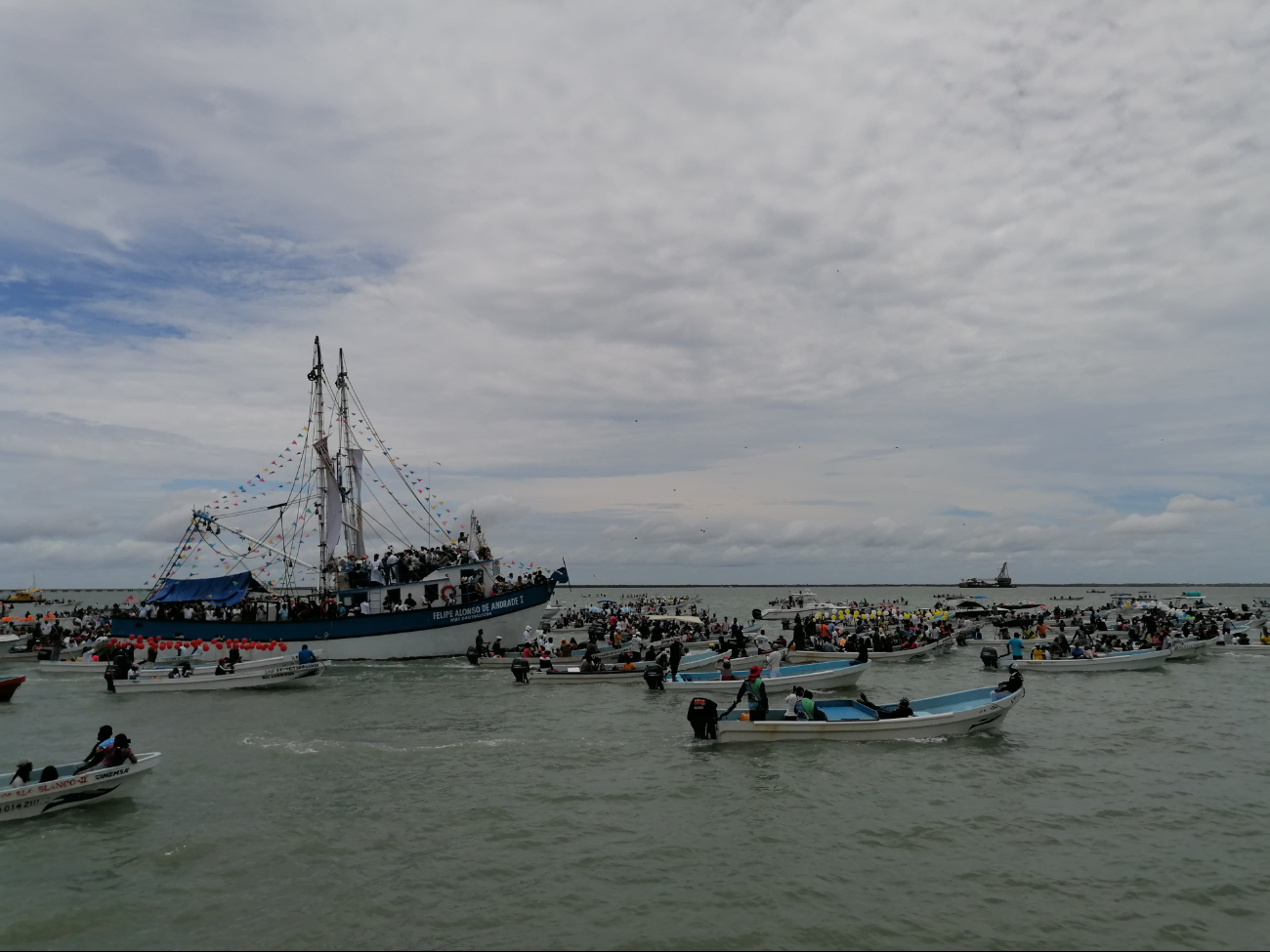 La imagen viajó a bordo del barco camaronero Felipe Alonso de Andrade 1 para bendecir la actividad petrolera y pesquera. La imagen viajó a bordo del barco camaronero Felipe Alonso de Andrade 1 para bendecir la actividad petrolera y pesquera.