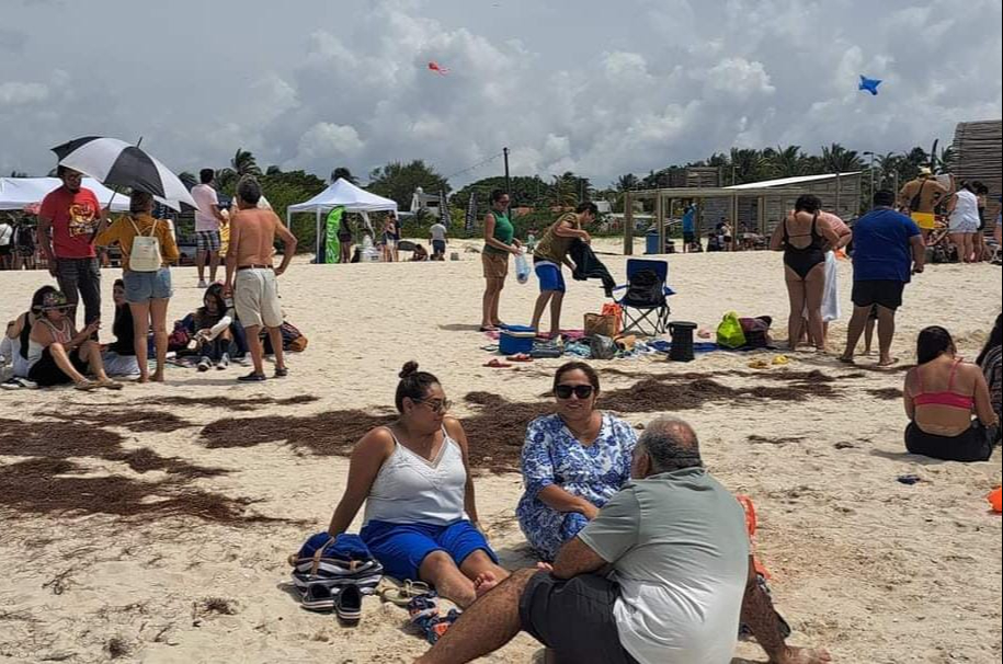 Con sillas, sombrillas, toallas, familias completas llegaron a los arenales de Progreso para disfrutar del domingo Con sillas, sombrillas, toallas, familias completas llegaron a los arenales de Progreso para disfrutar del domingo
