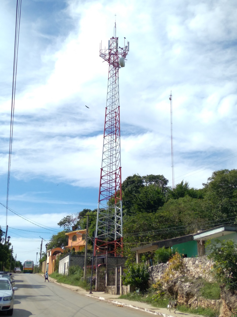 Se rumorea que Telmex no ha pagado la renta del predio donde está la antena, y el dueño desconectó la energía eléctrica. Se rumorea que Telmex no ha pagado la renta del predio donde está la antena, y el dueño desconectó la energía eléctrica.