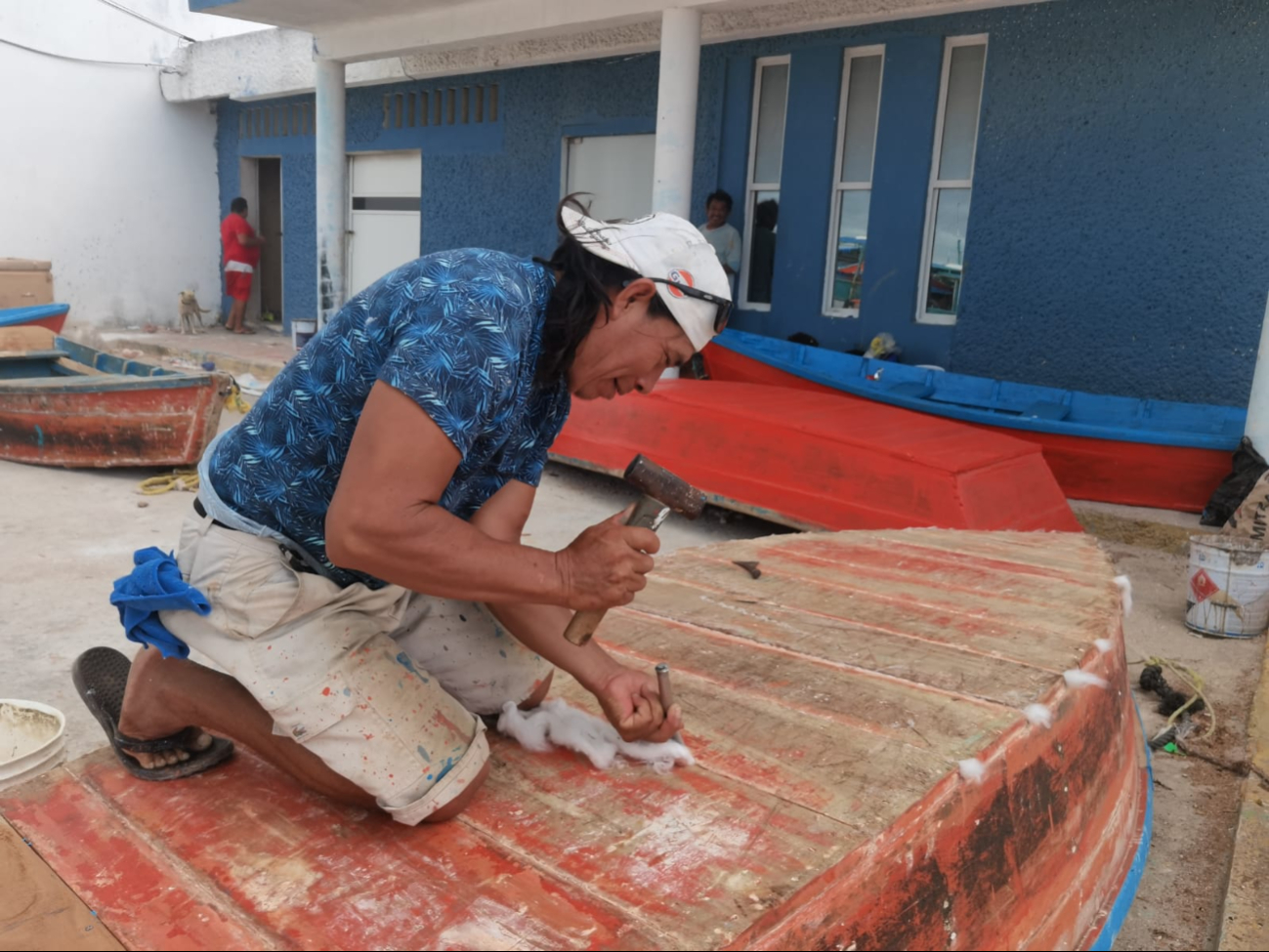 Los hombres de mar se dan a la tarea de limpiar las lanchas, sobre todo para quitar las conchuelas adheridas en el fondo. Los hombres de mar se dan a la tarea de limpiar las lanchas, sobre todo para quitar las conchuelas adheridas en el fondo.