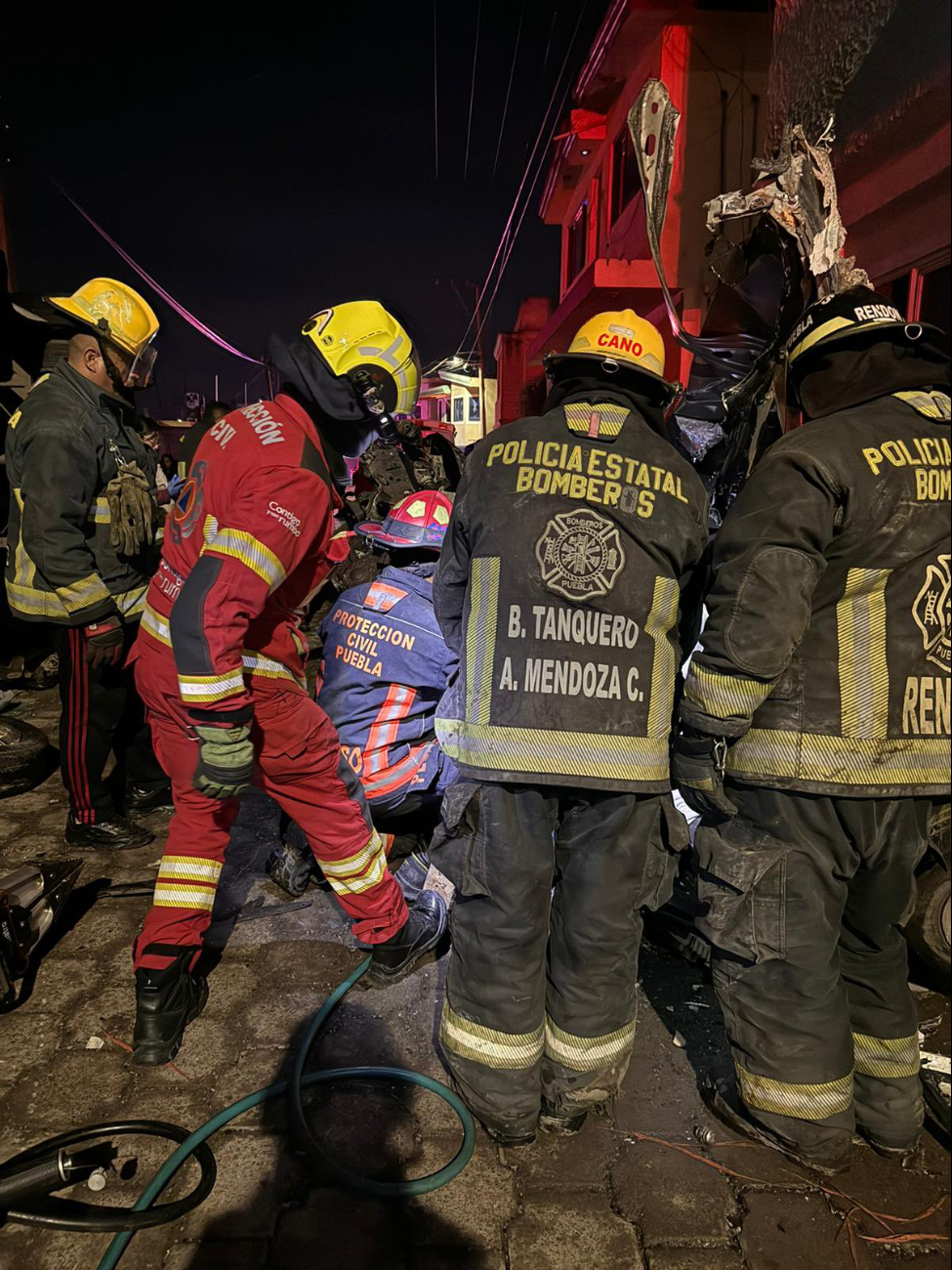 Vecinos llamaron a los servicios de emergencia, quienes acudieron para rescatar a las víctimas. Vecinos llamaron a los servicios de emergencia, quienes acudieron para rescatar a las víctimas.