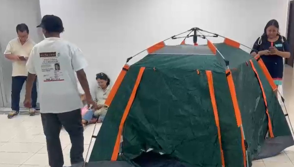 Madres Buscadoras acampan en los pasillos de la Fiscalía, en Cancún