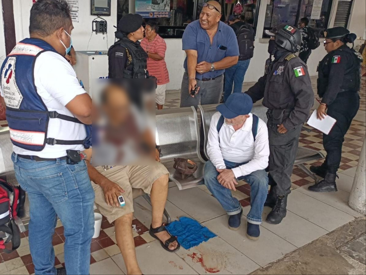 El hombre fue atendido por paramédicos El hombre fue atendido por paramédicos
