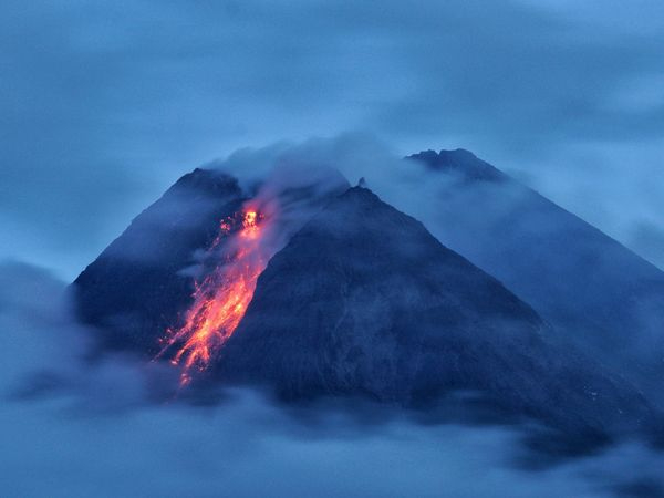 Indonesia entra en alerta por erupción del volcán Merapi Indonesia entra en alerta por erupción del volcán Merapi