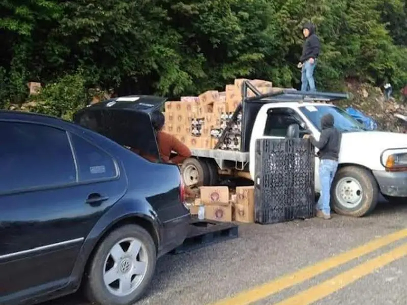 Tras accidente donde el chofer casi muere, se registra rapiña de cervezas en San Cristóbal