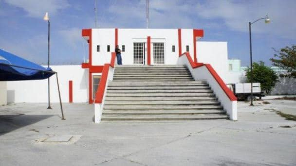 Se detectó una deficiente separación entre hombres y mujeres y falta de atención a menores que viven con ellas. Se detectó una deficiente separación entre hombres y mujeres y falta de atención a menores que viven con ellas.