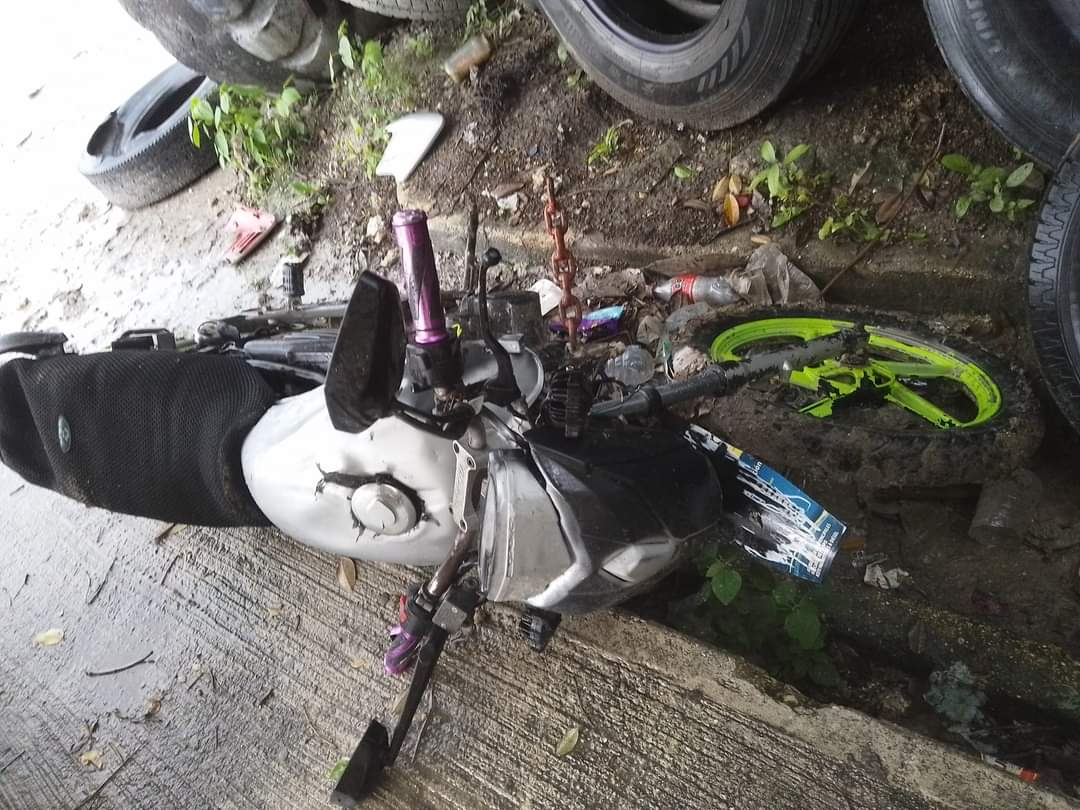 Se sospecha que la motocicleta fue dejada allí intencionalmente, posiblemente después de un ilícito o por arrepentimiento tras un robo. Se sospecha que la motocicleta fue dejada allí intencionalmente, posiblemente después de un ilícito o por arrepentimiento tras un robo.