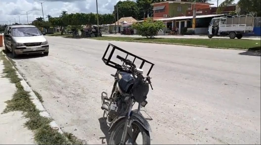Un motorepartidor resultó lesionado al derrapar su motocicleta Italika negra tras esquivar un perro en la avenida Concordia, Escárcega. Un motorepartidor resultó lesionado al derrapar su motocicleta Italika negra tras esquivar un perro en la avenida Concordia, Escárcega.
