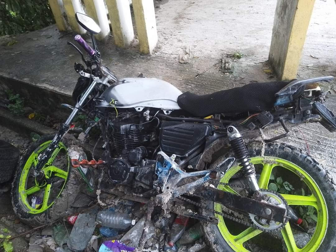 Una motocicleta Italika negra con blanco, sin placa, fue encontrada abandonada en un paradero de autobuses en Adolfo López Mateos, Escárcega.