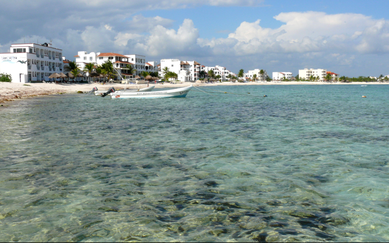 Akumal suele ser visitada, pero no con mucha afluencia Akumal suele ser visitada, pero no con mucha afluencia