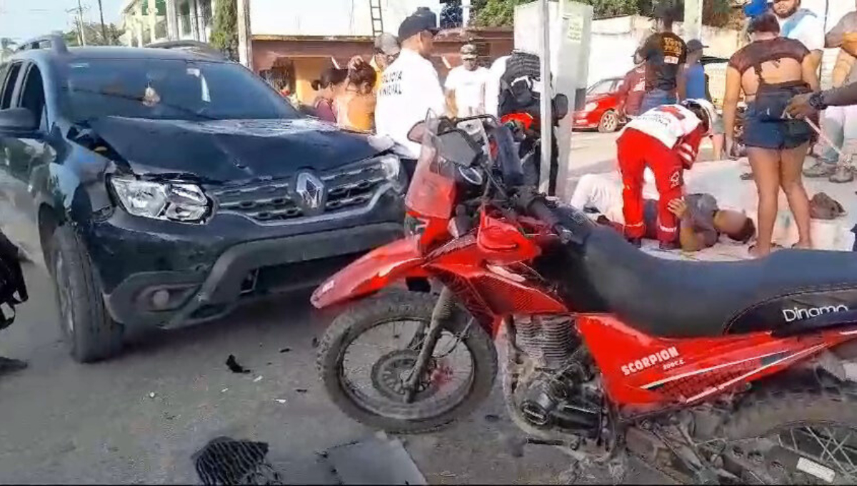 Dos albañiles en motocicleta resultaron lesionados tras ser impactados por una camioneta que no hizo alto obligatorio. Dos albañiles en motocicleta resultaron lesionados tras ser impactados por una camioneta que no hizo alto obligatorio.