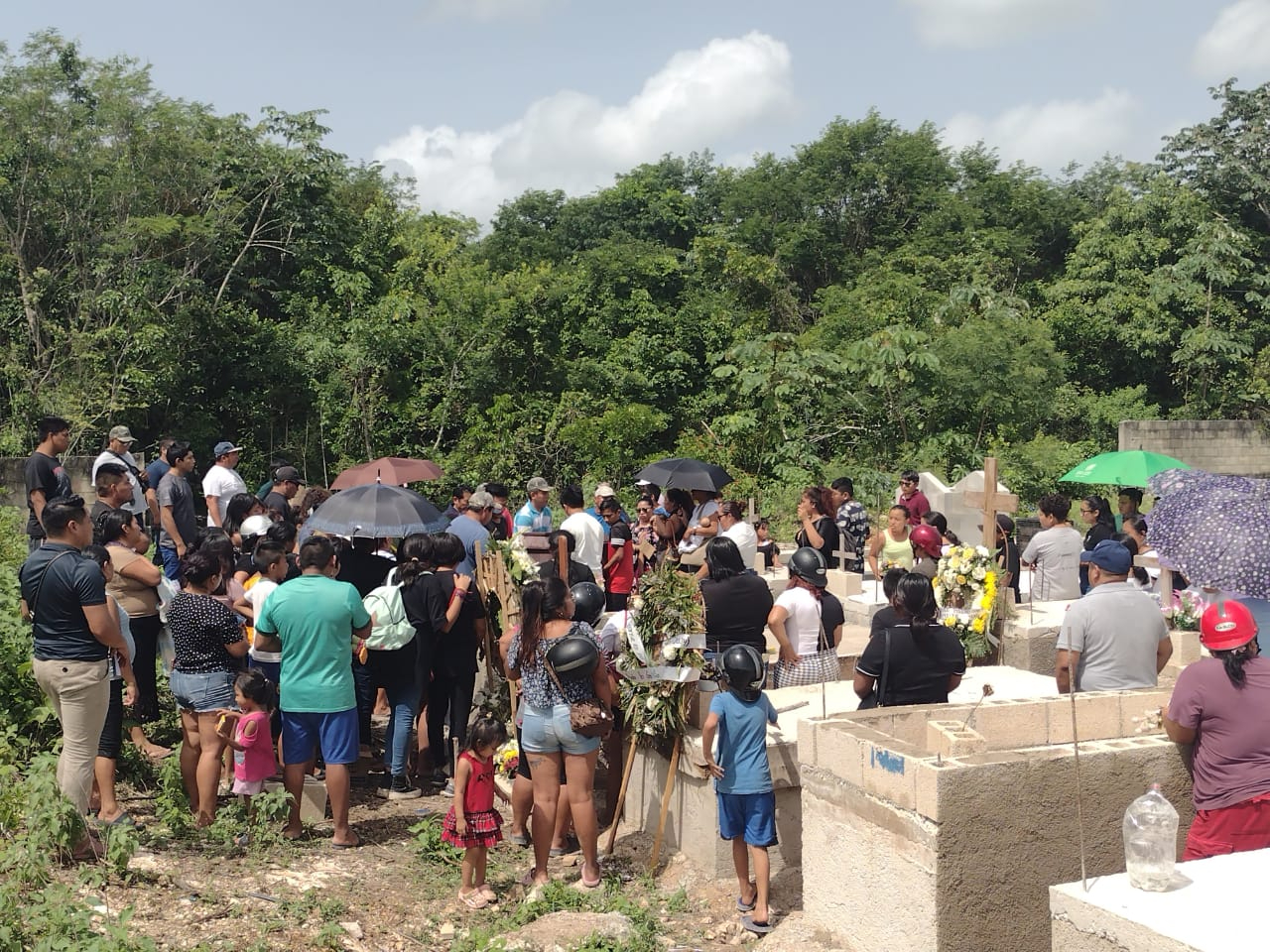 Familiares despidieron entre lágrimas a la joven Familiares despidieron entre lágrimas a la joven