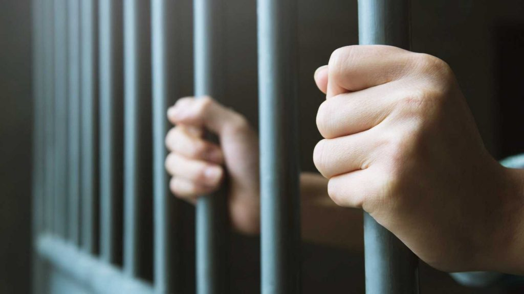 El hombre deberá de permanecer en prisión por dos años El hombre deberá de permanecer en prisión por dos años