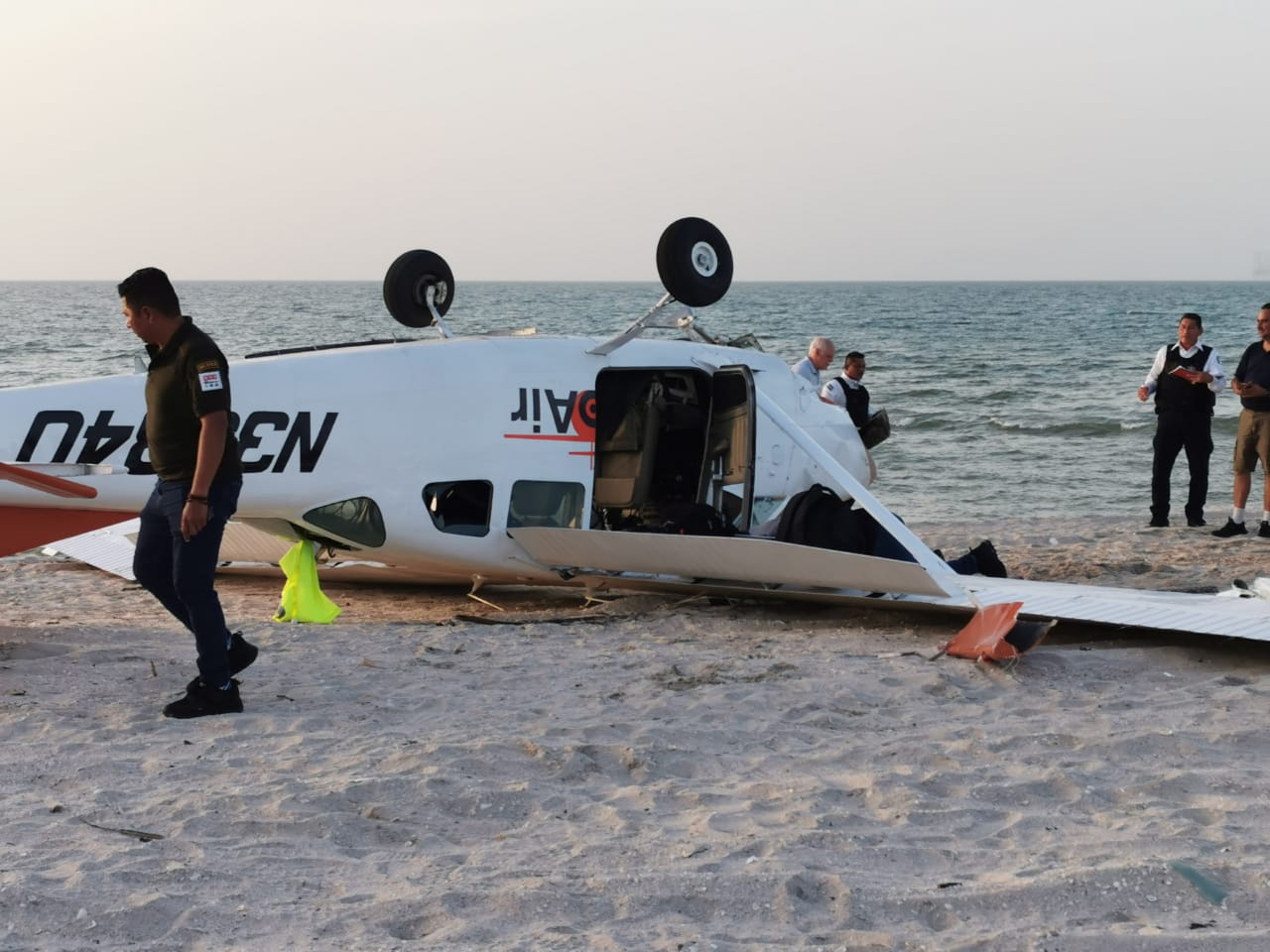 La aeronave permanece en la playa La aeronave permanece en la playa