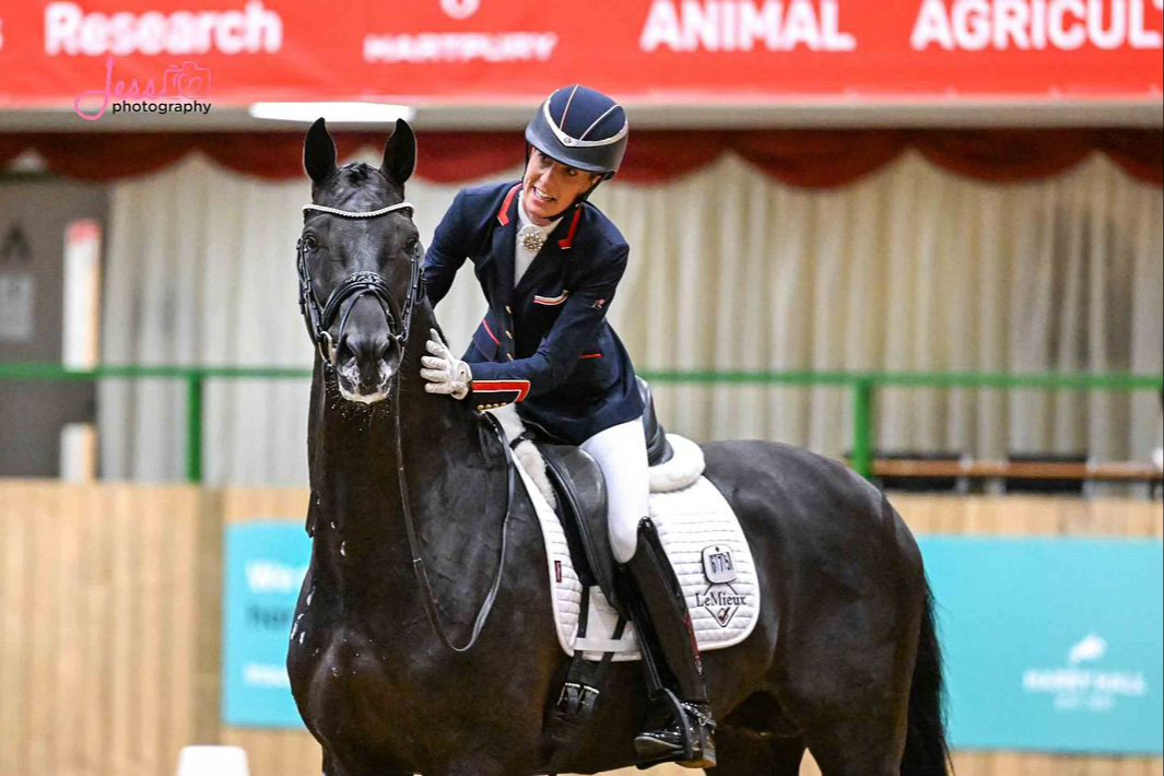 La jinete con su caballo en competencia