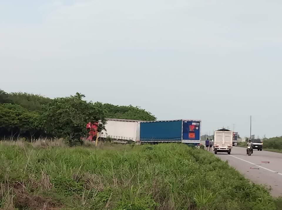 Un fuerte choque en la carretera Sabancuy-Isla Aguada dejó grave al conductor de una camioneta.