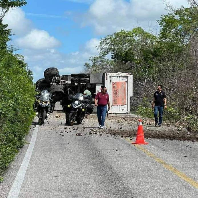 La parte frontal del tráiler quedó completamente destruida y mirando hacia el Norte
