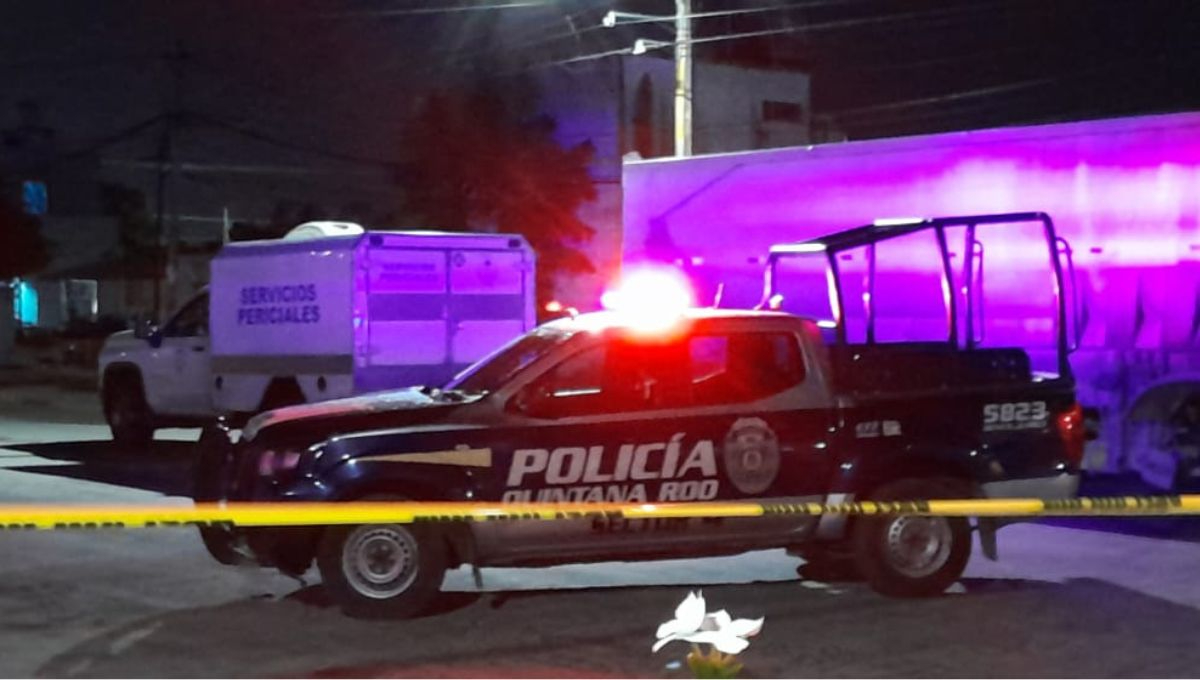 Hombre muere desangrado, por heridas de bala, fuera de su casa en Cancún
