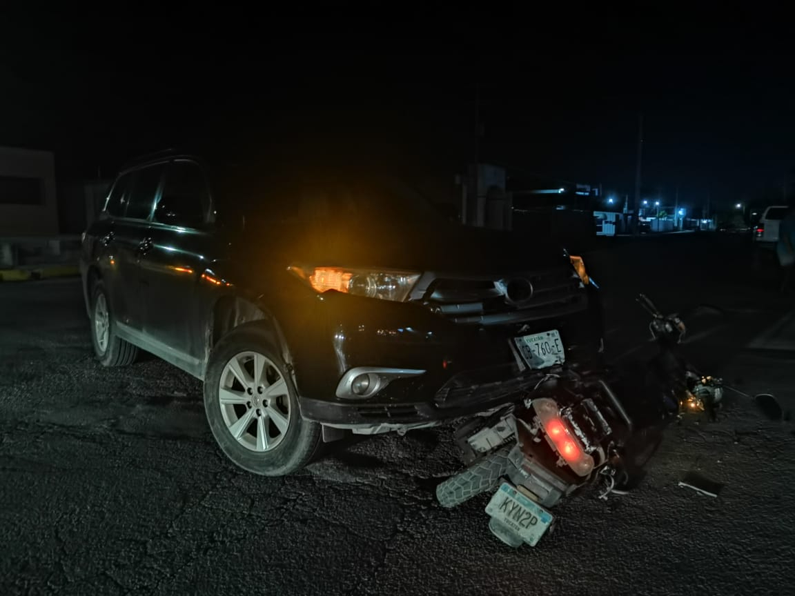 Así terminó la motocicleta: anclada a la camioneta Así terminó la motocicleta: anclada a la camioneta