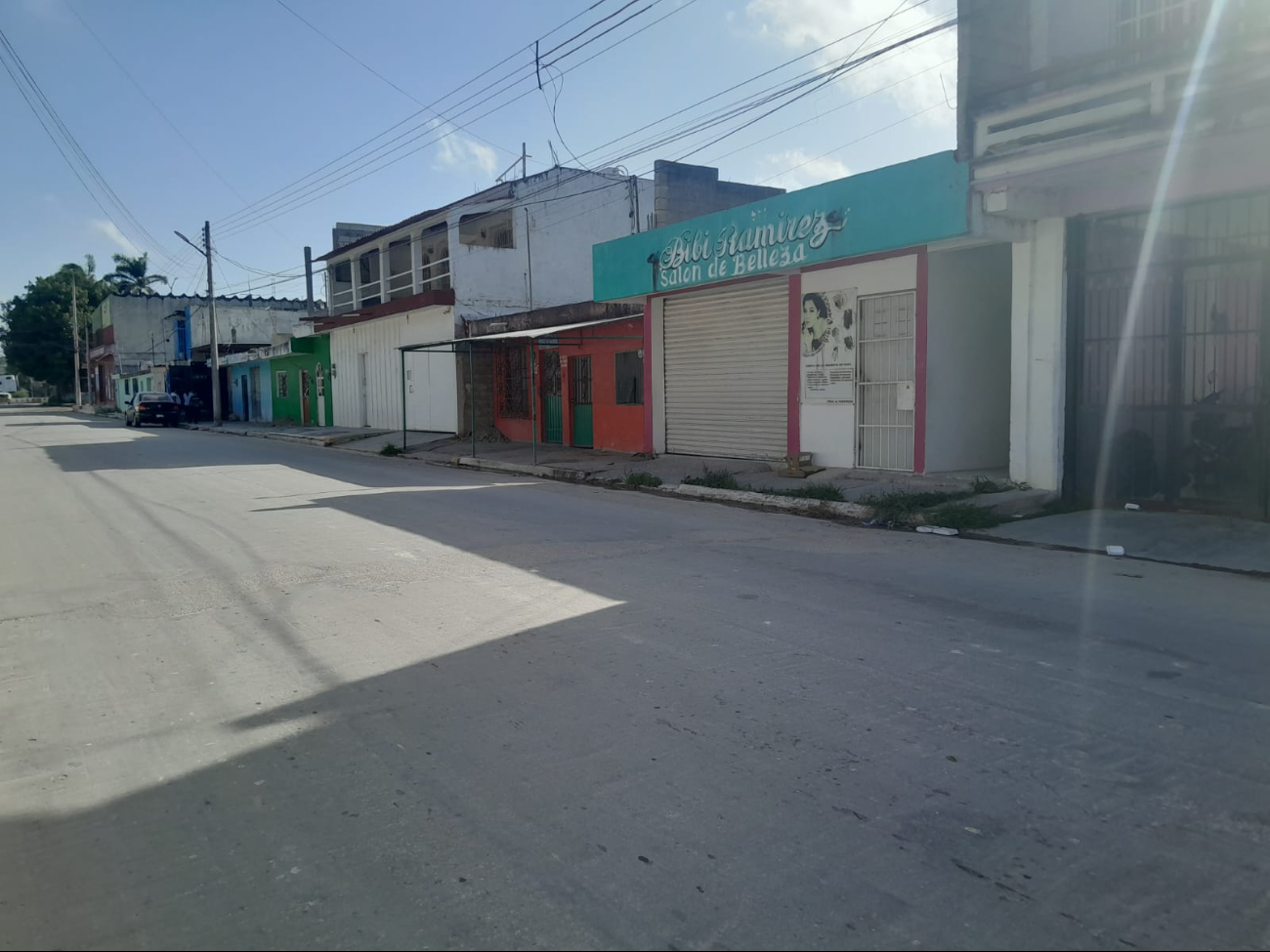 Roban motocicleta estacionada afuera de un negocio en Escárcega