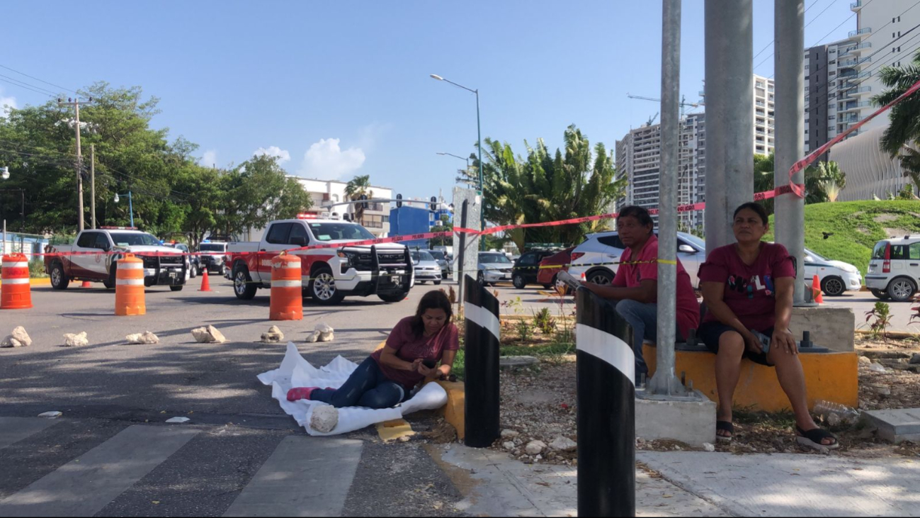 Víctimas de fraude de una financiera mantienen bloqueada la avenida Bonampak en Cancún