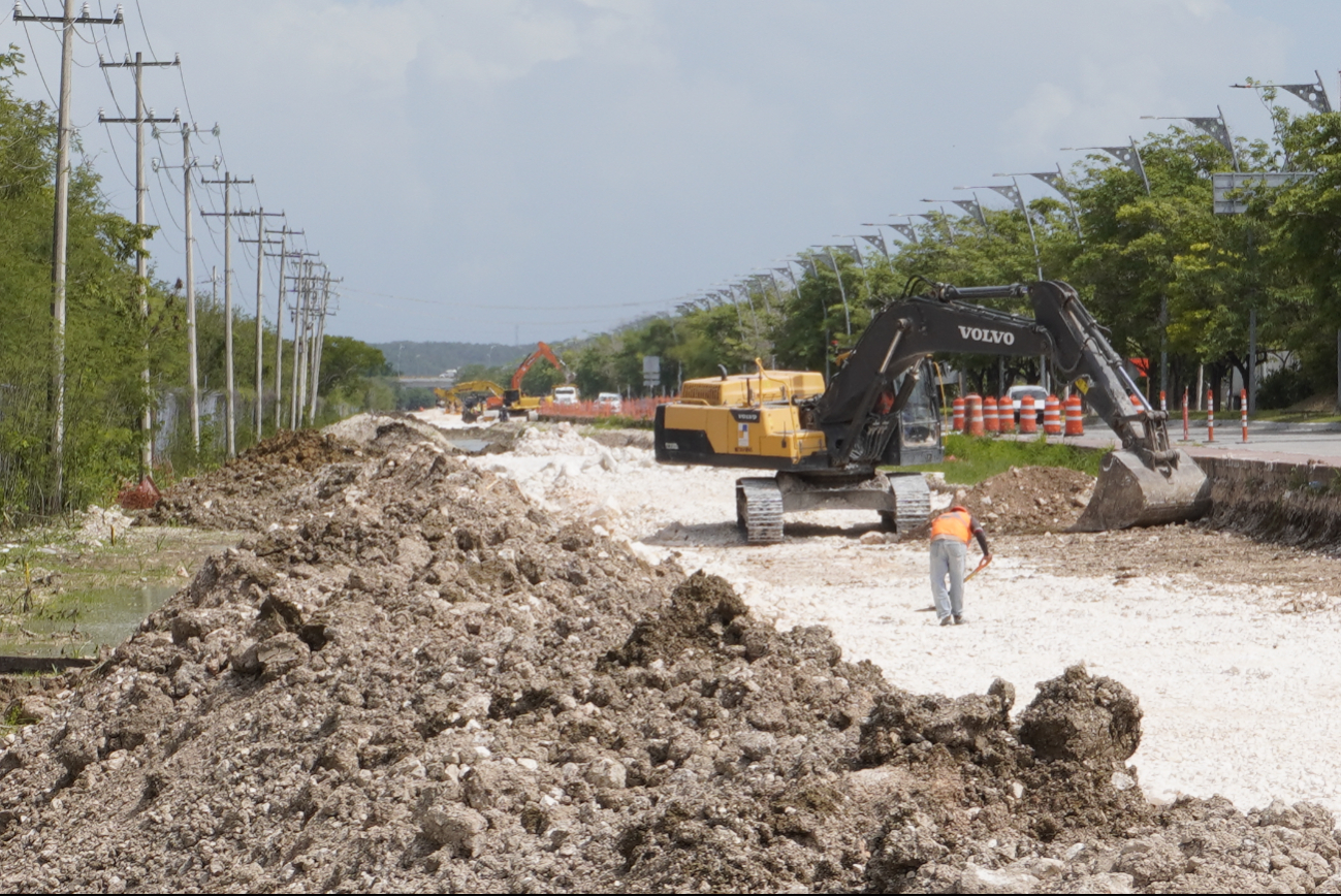 Hay una reducción de carriles en el Aeropuerto Internacional de Campeche. Hay una reducción de carriles en el Aeropuerto Internacional de Campeche.
