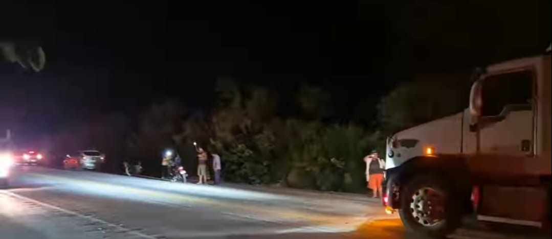 La carretera está llena de baches y representa un riesgo para los viajeros. La carretera está llena de baches y representa un riesgo para los viajeros.