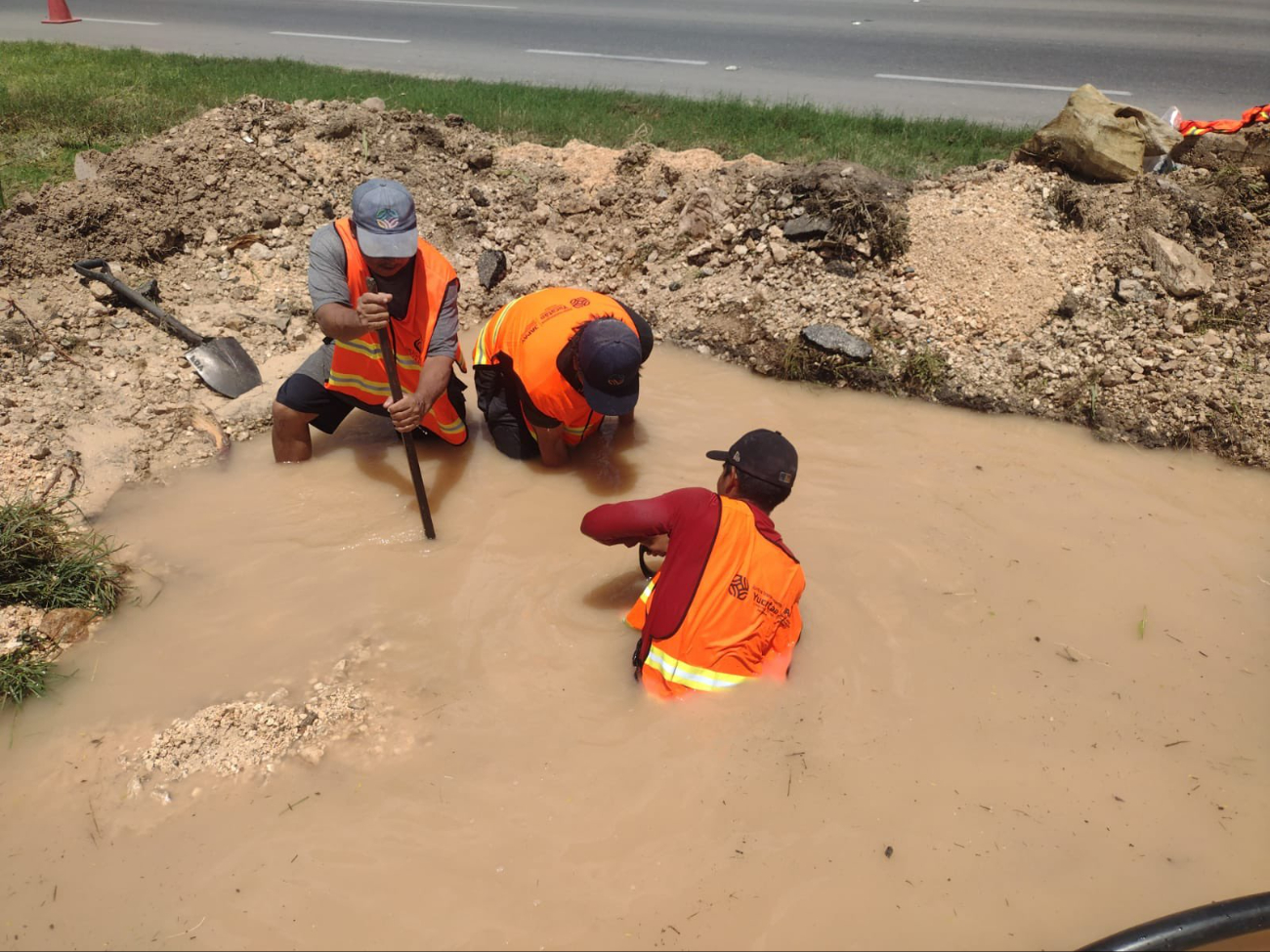 La Japay ya trabaja para reparar la fuga en el Periférico de Mérida La Japay ya trabaja para reparar la fuga en el Periférico de Mérida