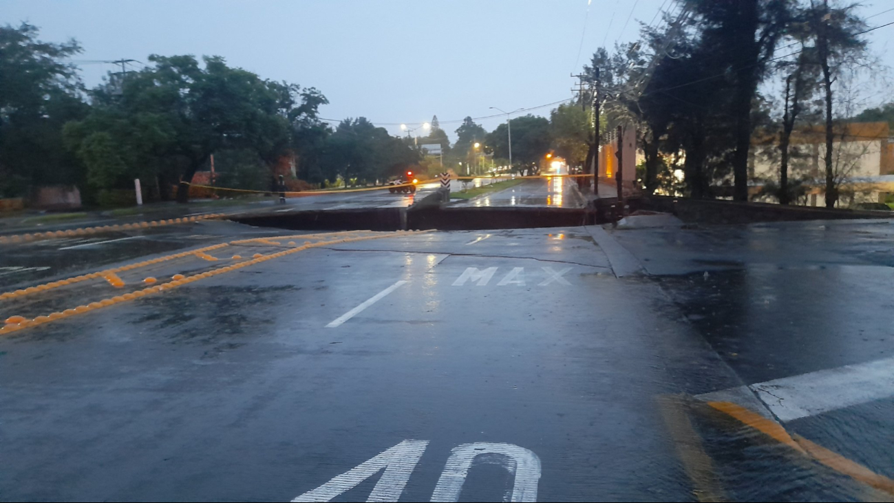 Se forma tremendo socavón en Zapopan, Jalisco