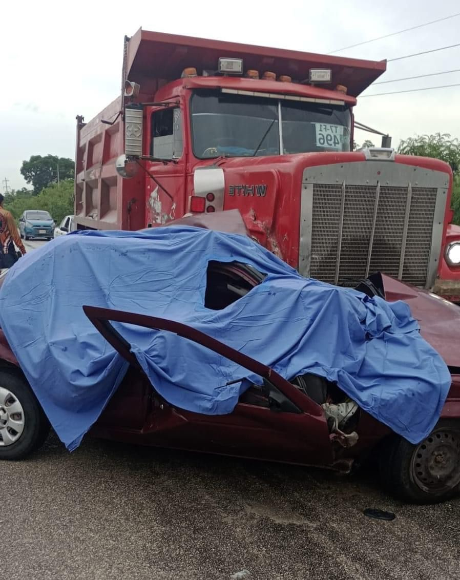 Una mujer y su hijo de tres años murieron de manera instantánea, resultando ileso el conductor, pues la unidad fue embestida en su costado derecho Una mujer y su hijo de tres años murieron de manera instantánea, resultando ileso el conductor, pues la unidad fue embestida en su costado derecho