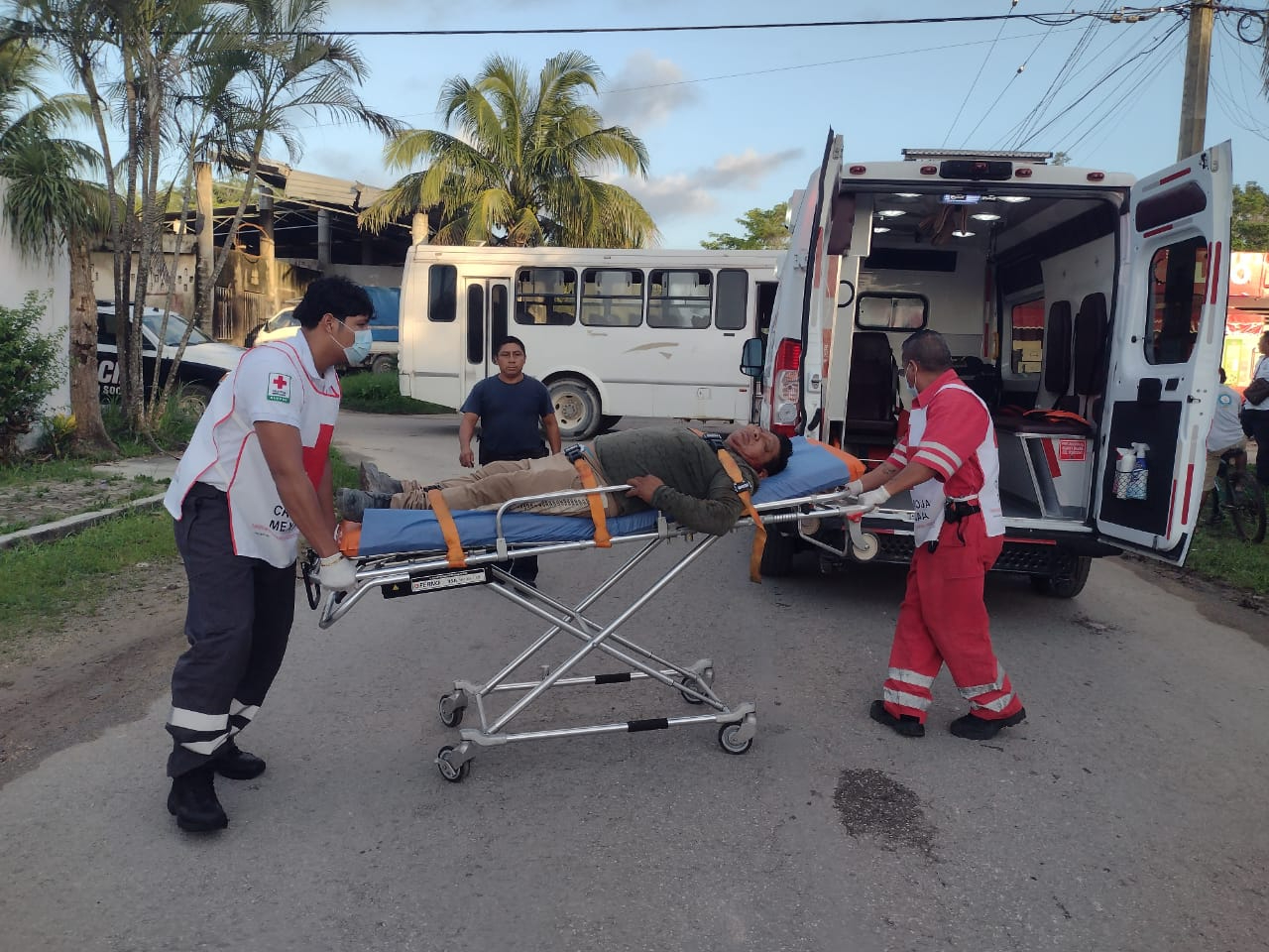 El motociclista fue trasladado a un hospital El motociclista fue trasladado a un hospital
