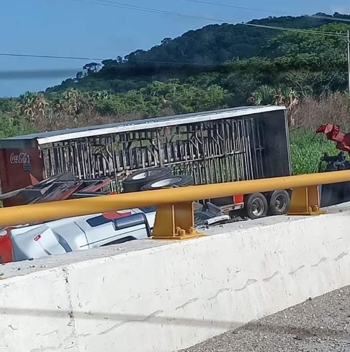 El producto quedó esparcido el producto regado sobre el carril Campeche – Champotón. El producto quedó esparcido el producto regado sobre el carril Campeche – Champotón.